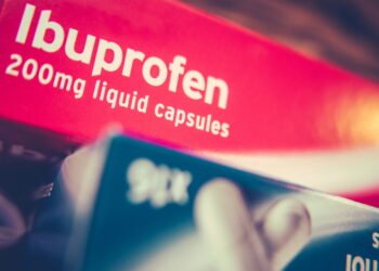 Entenda por que o uso de ibuprofeno pode ser prejudicial para atletas e entusiastas do exercício e descubra alternativas naturais.