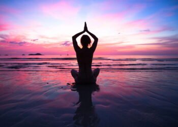 Técnicas de ioga para aliviar dores nas costas em poucos minutos