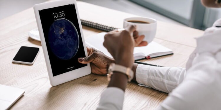 IPhone e iPad dobráveis ganham possível data de produção pela Apple