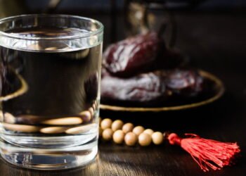 A bebida natural que auxilia na saúde da pele e cabelos