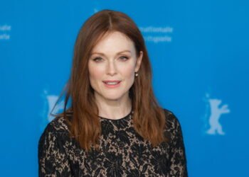 Série estrelada por Julianne Moore ganha data de estreia na Netflix