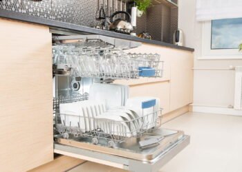 O utensílio que muita gente coloca na lava-louças, mas não deveria