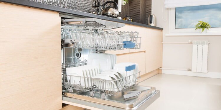 O utensílio que muita gente coloca na lava-louças, mas não deveria