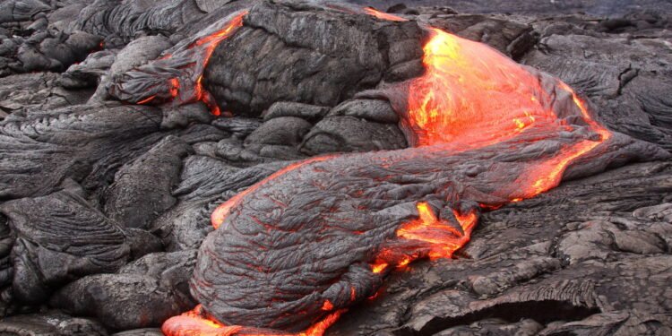 Cidade começa a usar lava vulcânica nas construções, entenda