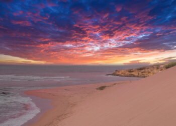 Conheça a cidade onde a água do mar é rosa