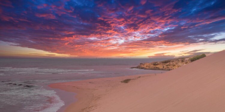 Conheça a cidade onde a água do mar é rosa