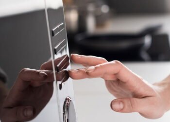 Por que o prato esquenta mais que a comida no micro-ondas e como evitar isso