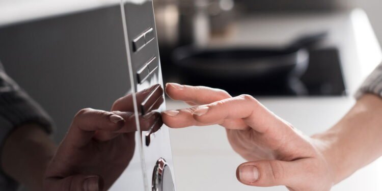 Por que o prato esquenta mais que a comida no micro-ondas e como evitar isso