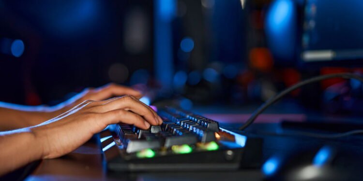 Usuário jogando - Créditos: depositphotos.com / IgorVetushko