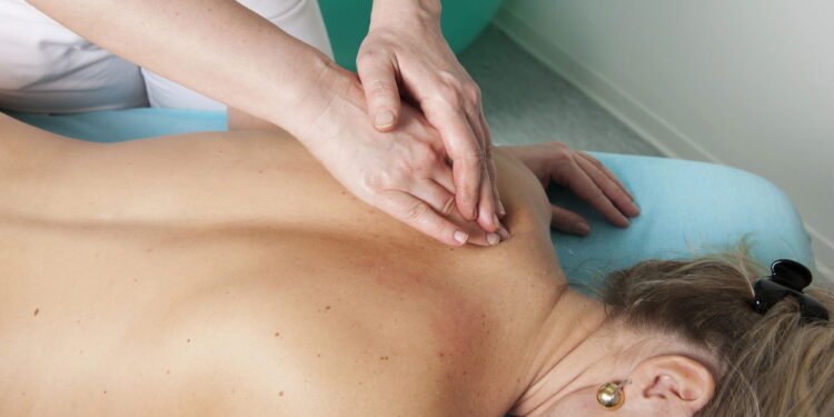 Alivie a tensão no seu pescoço e ombros seguindo essa simples tarefa de 15 minutos