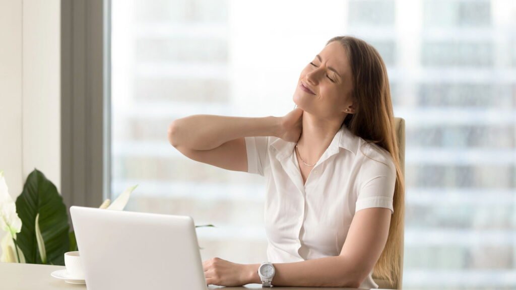 Alivie a tensão no seu pescoço e ombros seguindo essa simples tarefa de 15 minutos 