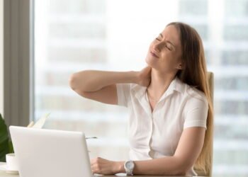 Quatro exercícios para fazer no escritório e evitar dores