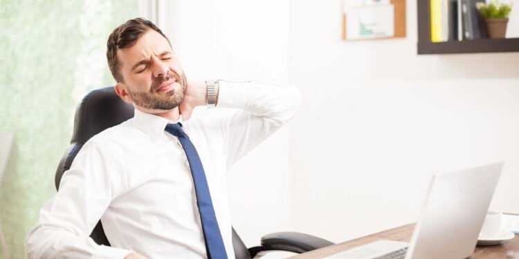 Quatro exercícios para fazer no escritório e evitar dores