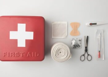 Como montar um kit de primeiros socorros básico para ter em casa e no carro