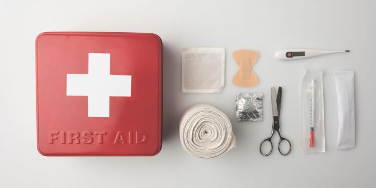 Como montar um kit de primeiros socorros básico para ter em casa e no carro