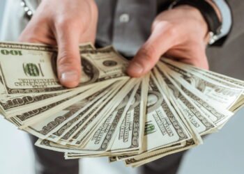 As 10 pessoas mais ricas do mundo de 2025 segundo a Forbes