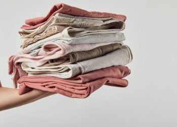 As melhores dicas para tirar pelos de roupas