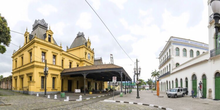 Conheça Santos, uma charmosa cidade costeira com belas praias e rica história colonial. // Créditos: depositphotos.com / vbacarin