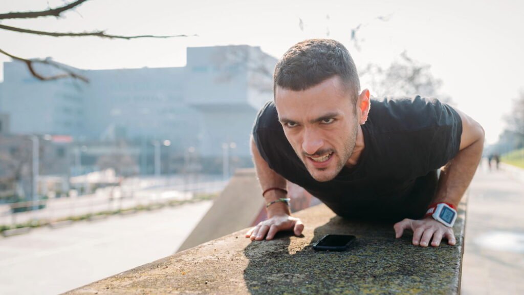 Como ter braços fortes em casa sem precisar de aparelhos ou ir para a academia