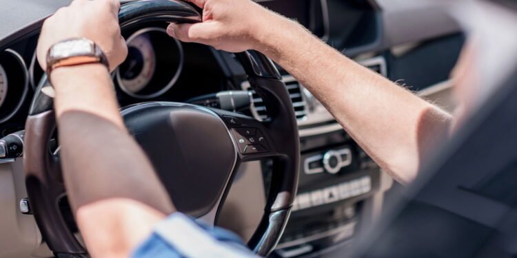 Por que o volante do carro é do outro lado em outros países?