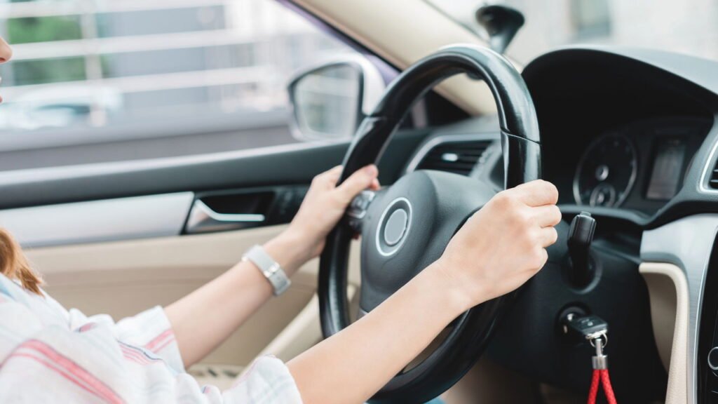 Por que o volante do carro é do outro lado em outros países?