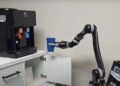 Homem paralisado controla braço robótico apenas com a mente; veja vídeo