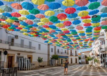 Conheça a cidade onde avenidas inteiras são cobertas por guarda-chuvas coloridos