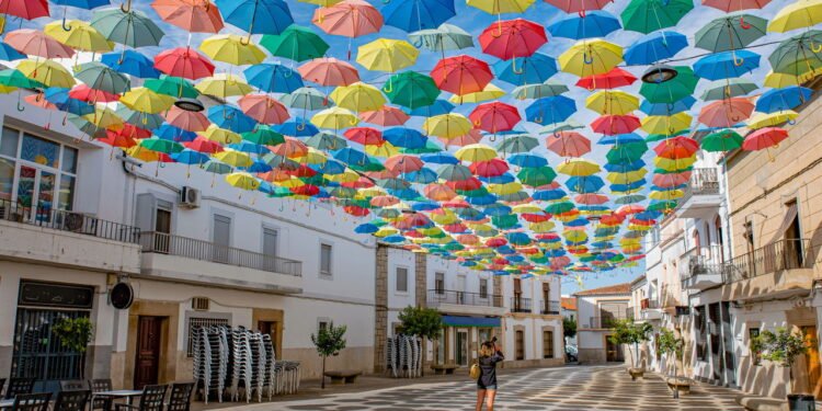 Conheça a cidade onde avenidas inteiras são cobertas por guarda-chuvas coloridos