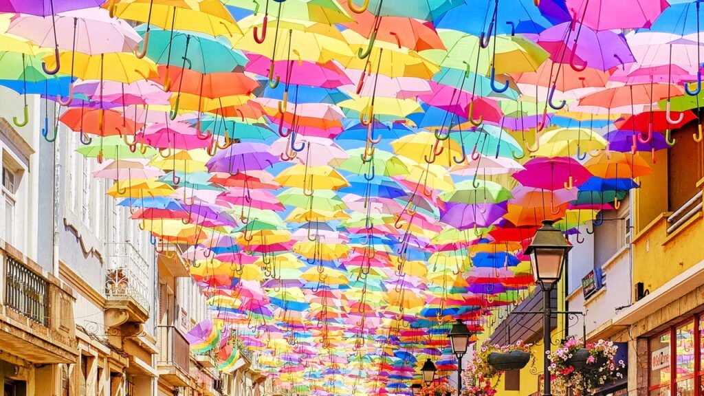 Conheça a cidade onde avenidas inteiras são cobertas por guarda-chuvas coloridos