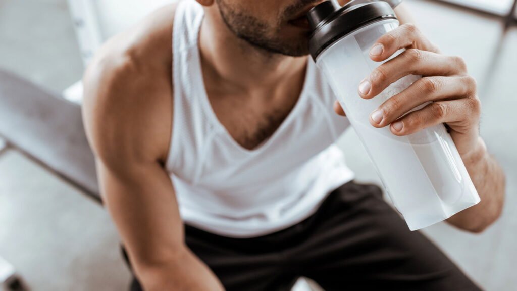 Tomar energético como pré-treino é saudável? Veja análise