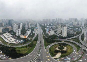 Conheça a cidade onde trens passam por dentro de prédios residenciais