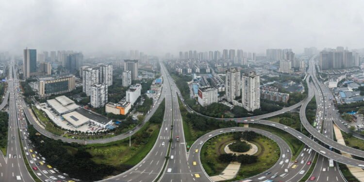 Conheça a cidade onde trens passam por dentro de prédios residenciais
