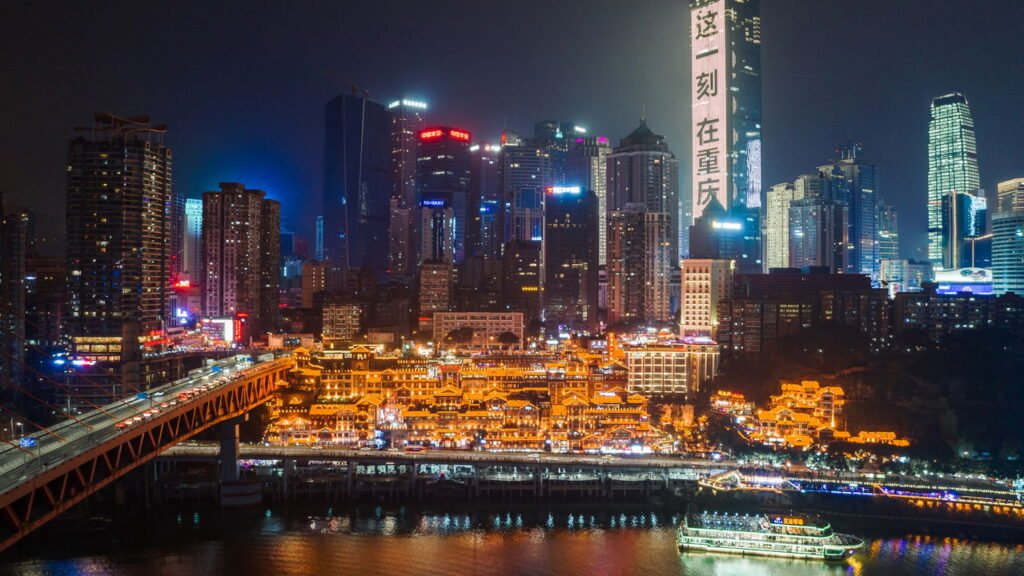 Conheça a cidade onde trens passam por dentro de prédios residenciais