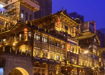 Conheça a cidade onde existe uma calçada exclusiva para quem anda mexendo no celular