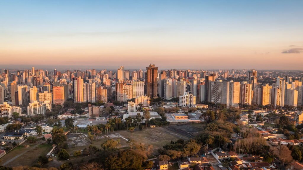 Investir em imóveis faz sentido nessas cidades brasileiras