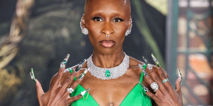 Cynthia Erivo detalha decisão de raspar o cabelo para Wicked