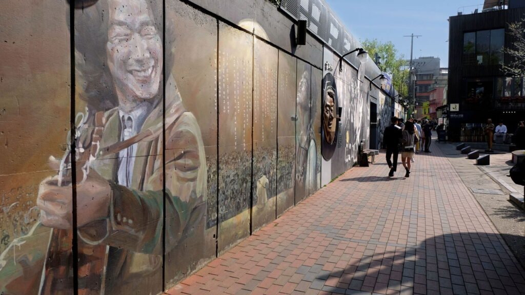 Conheça a cidade onde os postes de luz piscam para avisar que vai chover