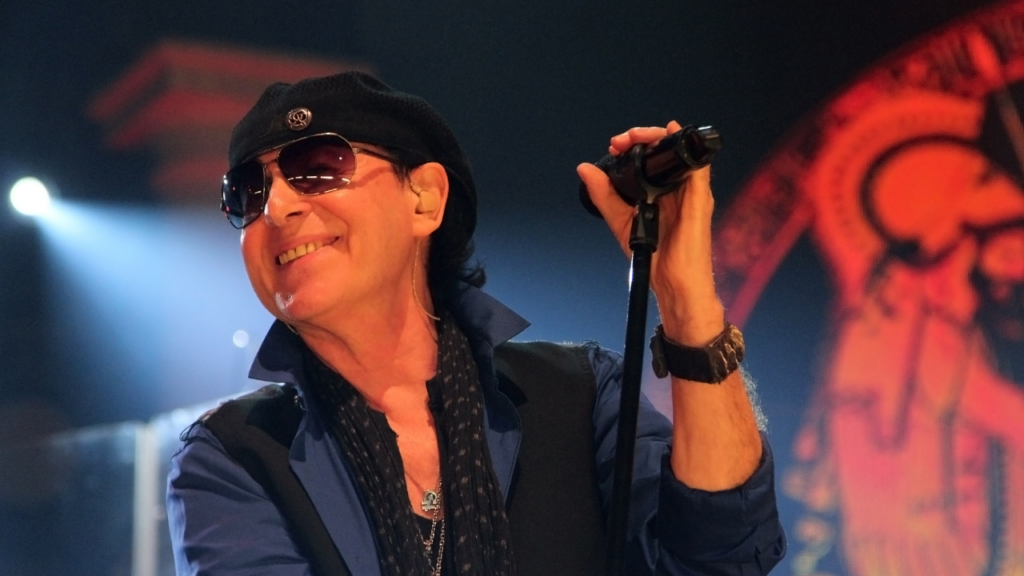 O patrimônio impressionante do vocalista da banda "Scorpions"