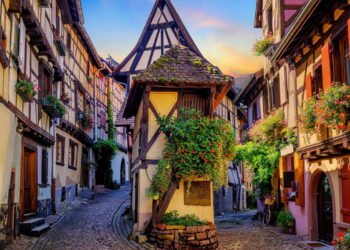 Esse vilarejo francês paga moradores para cuidar de jardins históricos