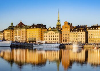 Conheça a cidade onde a coleta de lixo é feita por barcos movidos a energia solar
