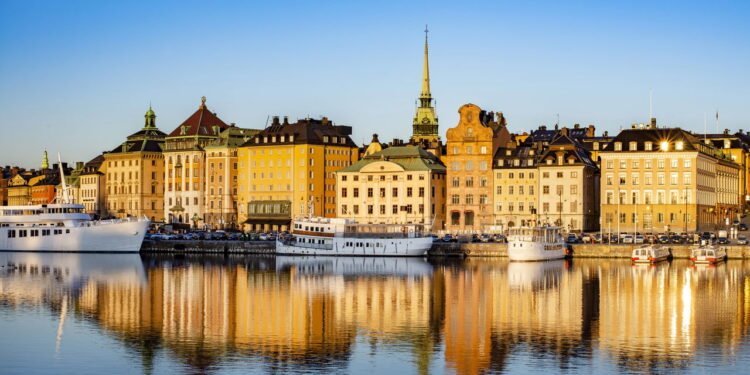Conheça a cidade onde a coleta de lixo é feita por barcos movidos a energia solar