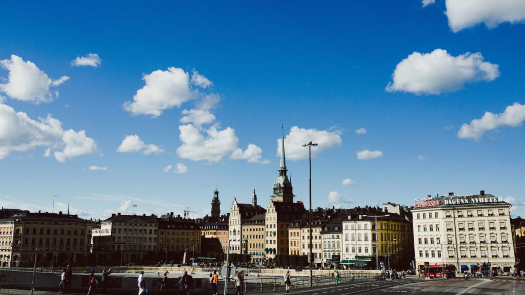 Conheça a cidade onde a coleta de lixo é feita por barcos movidos a energia solar
