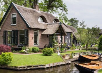 Conheça a cidade onde a rua principal é um rio