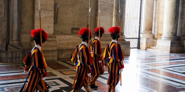 Conheça detalhes sobre a guarda responsável por proteger o Papa