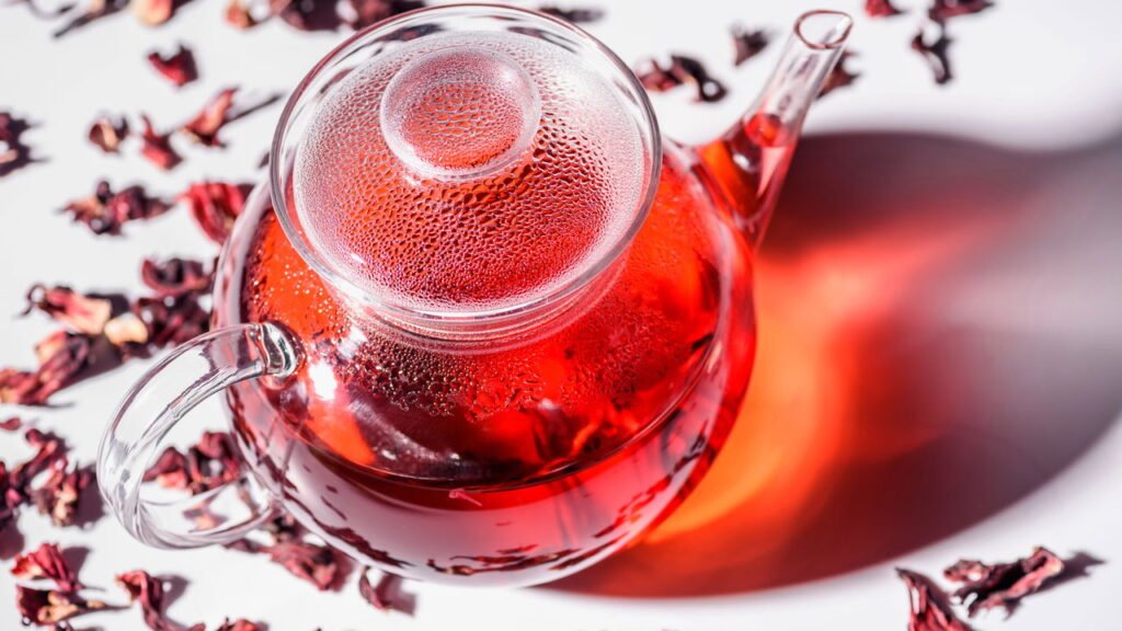 O que acontece no seu corpo quando você toma chá de hibisco?