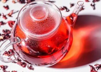 O que acontece no seu corpo quando você toma chá de hibisco?