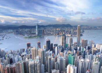 Conheça a cidade onde ruas são substituídas por escadas rolantes