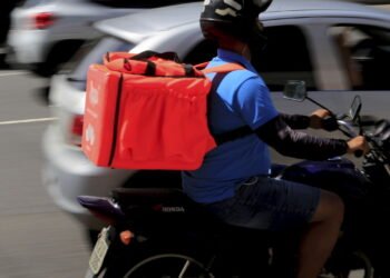 iFood aumenta taxas de entrega e trabalhadores reagem