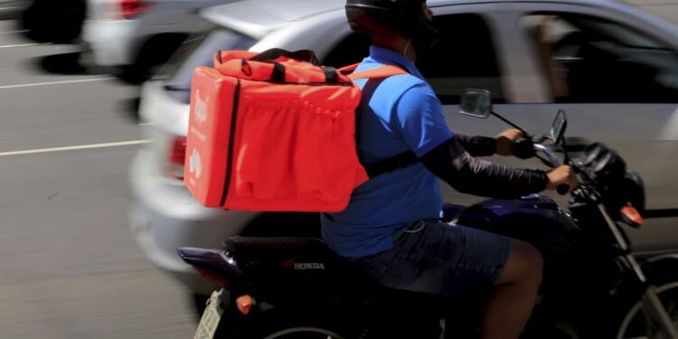 iFood aumenta taxas de entrega e trabalhadores reagem