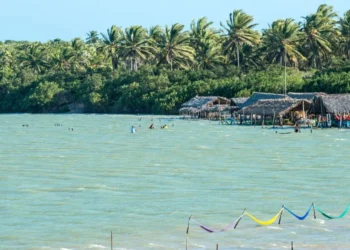 A vila cearense que abriga uma das praias mais bonitas do mundo e segue como um paraíso quase desconhecido